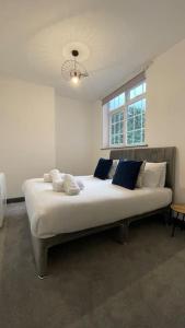duże łóżko w pokoju z oknem w obiekcie Suite 1- Luxury 1 Bed Apt- Leicester City- Free Parking w mieście Leicester