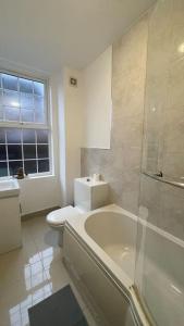 biała łazienka z toaletą i prysznicem w obiekcie Suite 1- Luxury 1 Bed Apt- Leicester City- Free Parking w mieście Leicester