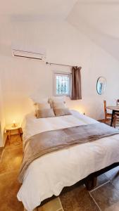 Postel nebo postele na pokoji v ubytování Suite Oasis en Provence Luberon Pierrevert
