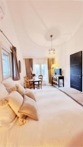- une grande chambre blanche avec un grand lit dans l'établissement Suite Oasis en Provence Luberon Pierrevert, à Pierrevert