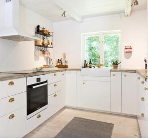 Kuchyň nebo kuchyňský kout v ubytování Bokis - Modern Forest Cottage