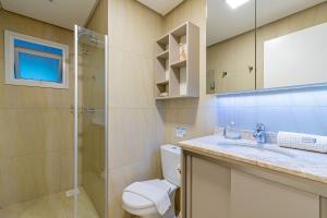 a bathroom with a toilet and a sink and a shower at Centro de Canela @stayhousetemporada in Canela +17 photos