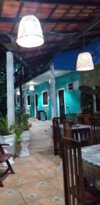 comedor con mesa, sillas y luces en Arapiri Guest House, en Manaus