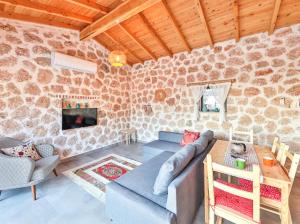 A television and/or entertainment centre at Villa mirador stone