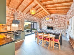 A kitchen or kitchenette at Villa mirador stone