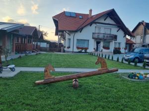 una flecha de madera en el patio de una casa en Kincses Panzió en Praid