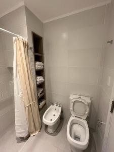 マル・デル・プラタにあるLos Petos - Playa Grandeの白いバスルーム(トイレ、ビデ付)