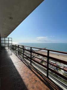 Los Petos - Playa Grande في مار ديل بلاتا: اطلالة على الشاطئ من شرفة المبنى