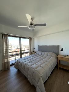 um quarto com uma cama e uma ventoinha de tecto em Los Petos - Playa Grande em Mar del Plata