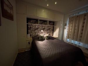 um quarto com uma cama grande num quarto em Blue Dream House em Rovaniemi