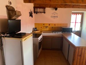 Kuchyňa alebo kuchynka v ubytovaní Le col de Perjuret