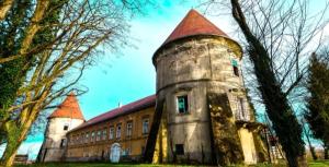 an old building with a tower on top of it at Apartman Goran - 130m Radiochirurgia in Sveta Nedelja