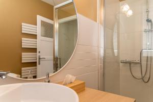 Ένα μπάνιο στο "Le Rollin Cosy" LOVELY - CONFORT- RELAX - CENTRE VILLE - 6 Voyageurs +36 φωτογραφίες