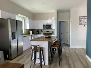 een keuken met een aanrecht en wat krukken erin bij 4BR Townhouse in Mid City in Los Angeles