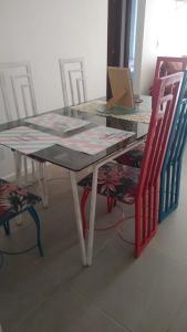 a table with two chairs and a table with a table and chairs at Apartamento à beira mar Praia de Unamar in Cabo Frio