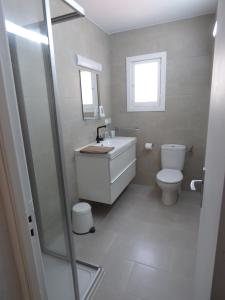 uma casa de banho com um lavatório e um WC em Rigel Es Pujols em Es Pujols