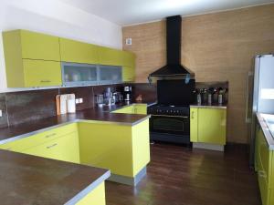 Kuchyň nebo kuchyňský kout v ubytování Villa La Charmeuse Fleurie