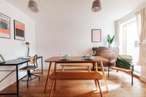 een eetkamer met een houten tafel en stoelen bij Redland Stay In Bespoke Home 2 of 2 in Bristol