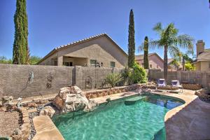 una piscina frente a una casa en Golfers Paradise Oro Valley Home with Pool!, en Oro Valley