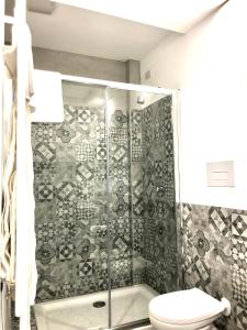 y baño con ducha y aseo. en Locanda, en Gessate