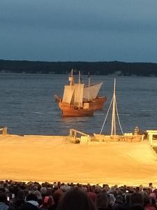 un grupo de personas mirando dos barcos en el agua en Nahe bei Störti, en Ralswiek