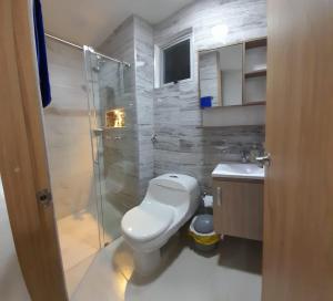 Ένα μπάνιο στο Hermoso Apartamento Estancia Tranquila por dias, semanas o meses