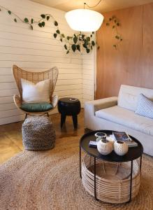 Posezení v ubytování Boho Hill Apartment - Great Barrier Island Escape