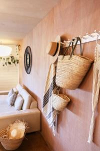 Posezení v ubytování Boho Hill Apartment - Great Barrier Island Escape