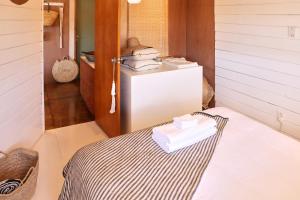Postel nebo postele na pokoji v ubytování Boho Hill Apartment - Great Barrier Island Escape + 15 fotografií