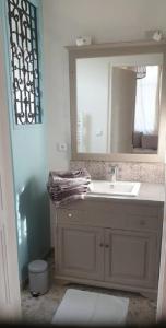 Koupelna v ubytování Gite mes pt'tis lits maison chaleureuse 4 chambres