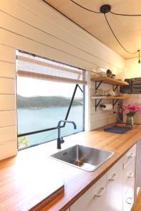 Kuchyň nebo kuchyňský kout v ubytování Boho Hill Apartment - Great Barrier Island Escape