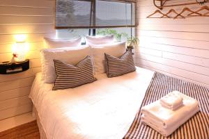Postel nebo postele na pokoji v ubytování Boho Hill Apartment - Great Barrier Island Escape
