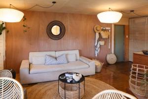 Posezení v ubytování Boho Hill Apartment - Great Barrier Island Escape