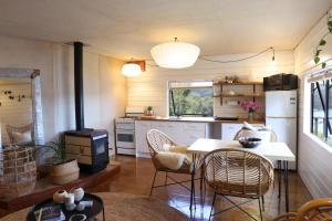 Kuchyň nebo kuchyňský kout v ubytování Boho Hill Apartment - Great Barrier Island Escape