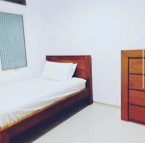 1 dormitorio con 1 cama y vestidor en Imah Dago Villa - Budget Staycation villa in Bandung, en Bandung