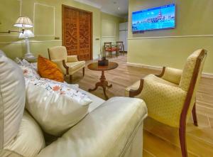 Μια τηλεόραση ή/και κέντρο ψυχαγωγίας στο SUITES SAN ESTEBAN 16 Ducal