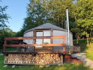 a dome house on a pile of firewood at Jurty na Polanie Karol&Franek in Owczary +1 photo