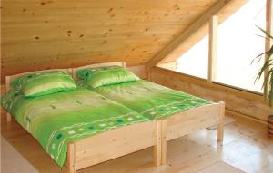 Podamirowoにある3 Bedroom Cozy Home In Msciceの窓付きの部屋の木製ベッド1台