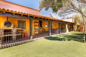 żółty dom z patio i dziedzińcem w obiekcie Casa Rural Navalonguilla con piscina w mieście Santa Olalla del Cala