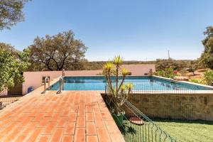 Basen w obiekcie Casa Rural Navalonguilla con piscina lub w pobliżu