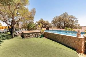 Basen w obiekcie Casa Rural Navalonguilla con piscina lub w pobliżu
