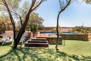 podwórko z basenem i drzewami w obiekcie Casa Rural Navalonguilla con piscina w mieście Santa Olalla del Cala