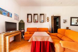 Telewizja i/lub zestaw kina domowego w obiekcie Casa Rural Navalonguilla con piscina