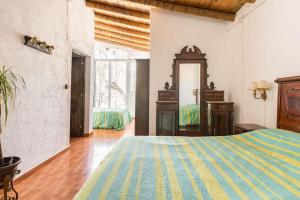 Łóżko lub łóżka w pokoju w obiekcie Casa Rural Navalonguilla con piscina
