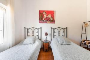 Łóżko lub łóżka w pokoju w obiekcie Casa Rural Navalonguilla con piscina