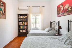 Łóżko lub łóżka w pokoju w obiekcie Casa Rural Navalonguilla con piscina