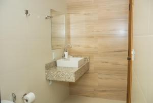 a bathroom with a sink and a mirror at Pousada Pôr do Sol in Cunha +28 photos