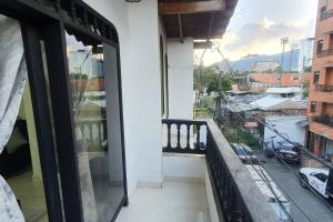 een balkon met uitzicht op de stad bij central apartamento al lado del polideportivo sur de envigado in Envigado