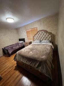 een slaapkamer met een groot bed en een nachtkastje bij Condo Near Beach SM in Los Angeles