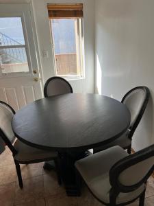 een zwarte tafel en stoelen in een kamer bij Condo Near Beach SM in Los Angeles +8 foto's